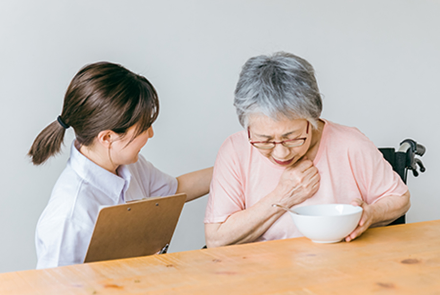 歯科医療スタッフが高齢の患者に対して嚥下状態を評価している様子